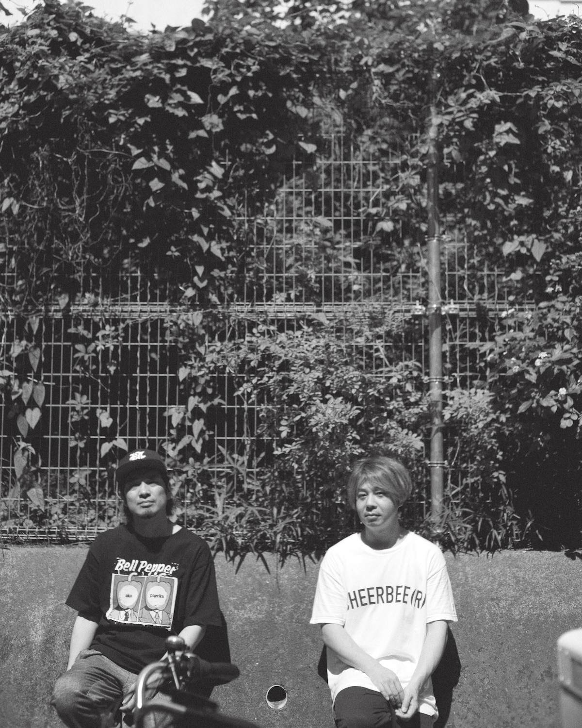 左からSUGA(Vo, G)、YU-KI(Dr)。