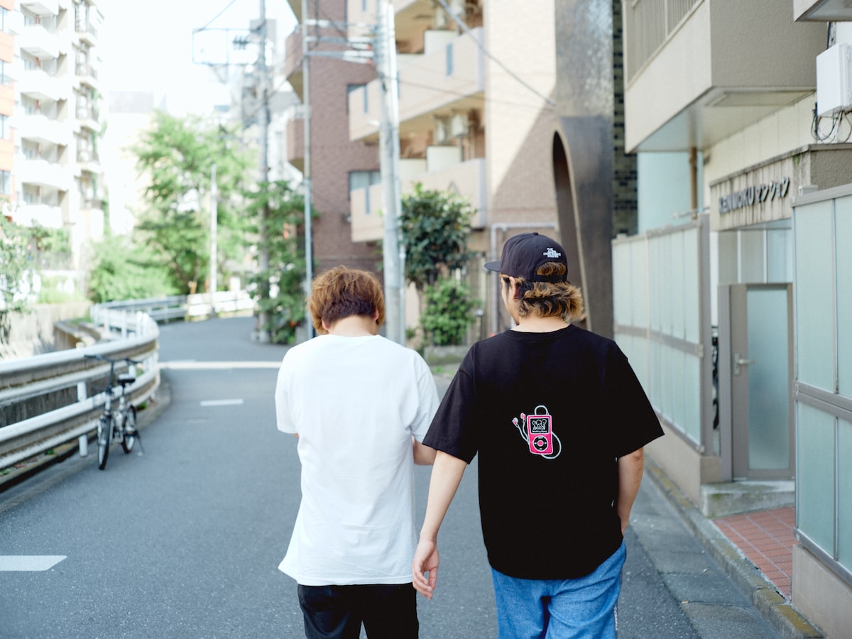 左からYU-KI（Dr）、SUGA（Vo, G）。