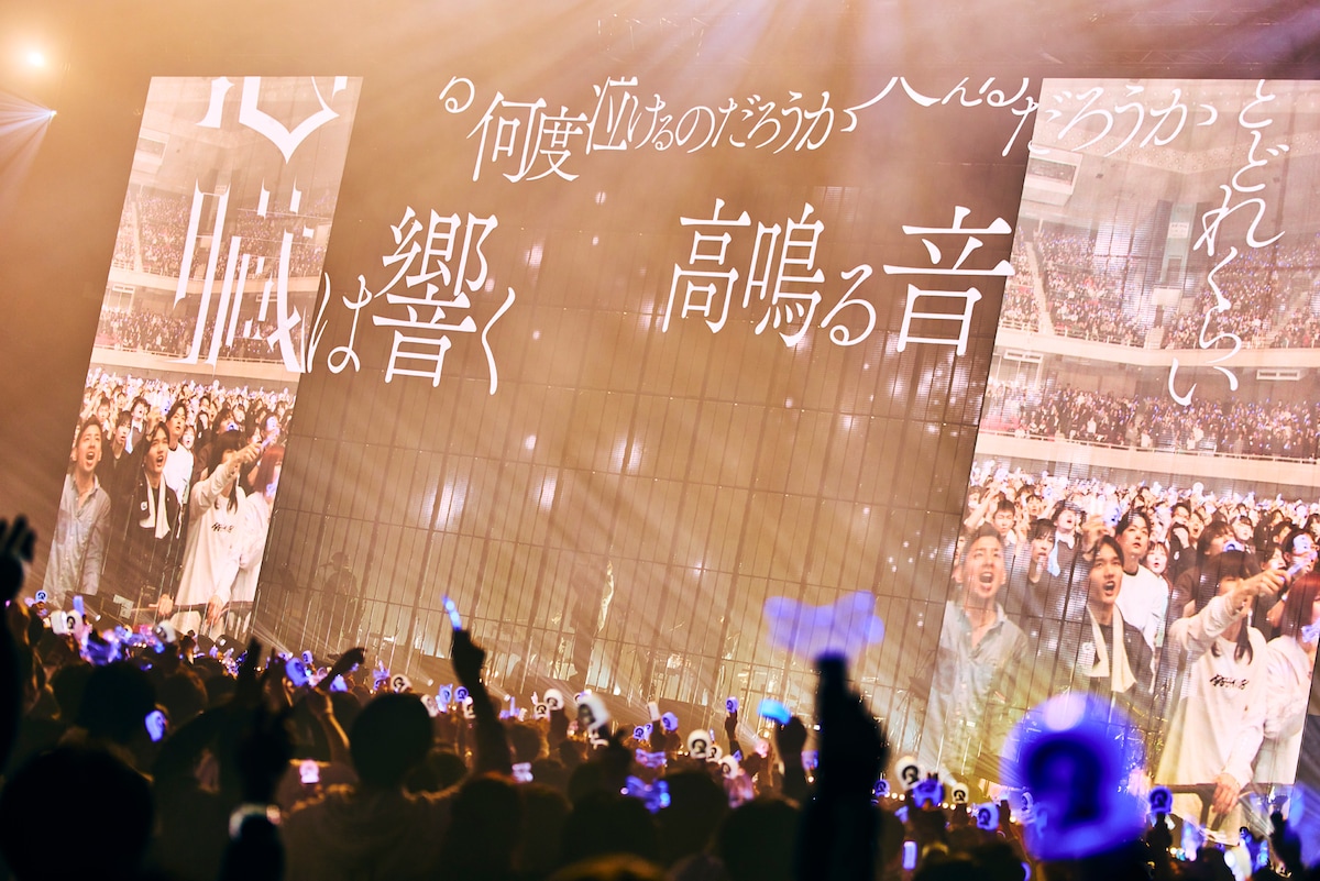 「DUSTCELL LIVE『ONE』at 日本武道館」より、「心臓」パフォーマンスの様子。