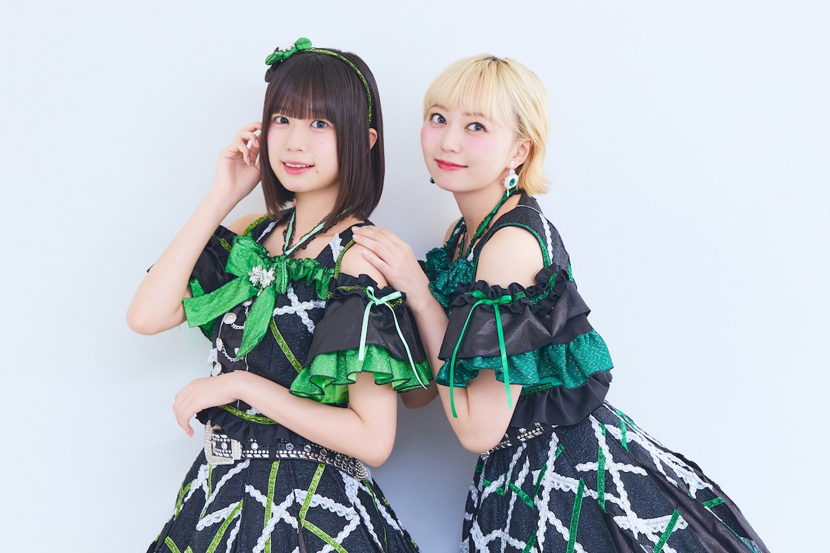 左から小久保柚乃（私立恵比寿中学）、安本彩花（私立恵比寿中学）。