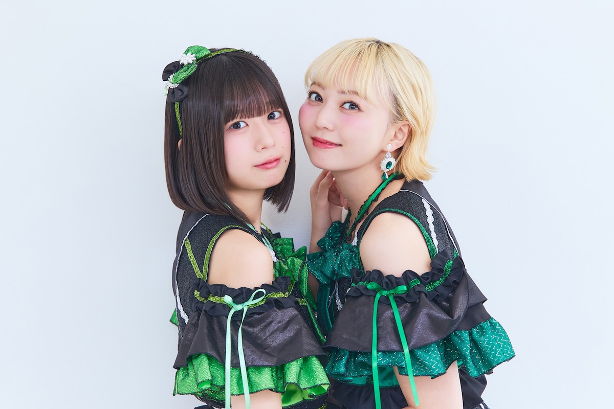 左から小久保柚乃（私立恵比寿中学）、安本彩花（私立恵比寿中学）。