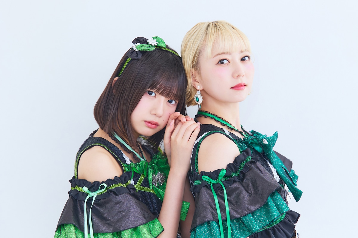 左から小久保柚乃（私立恵比寿中学）、安本彩花（私立恵比寿中学）。