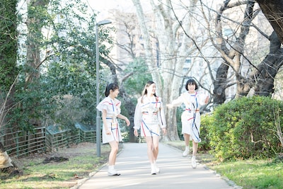 左から桜木心菜、風見和香、小久保柚乃。