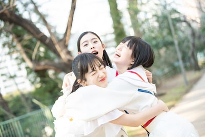 抱き合うココユノノカ。