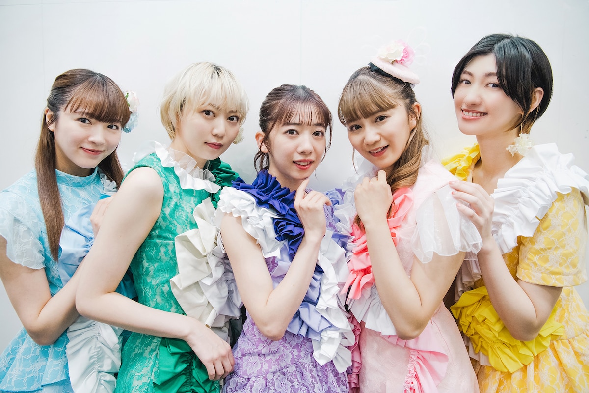 左から中山莉子、安本彩花、真山りか、星名美怜、小林歌穂。