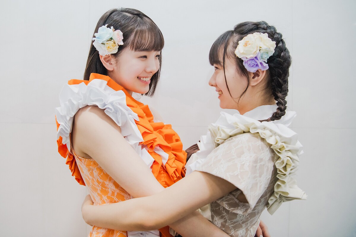 左から桜井えま、仲村悠菜。