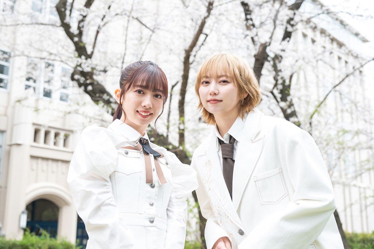 左から真山りか、安本彩花。