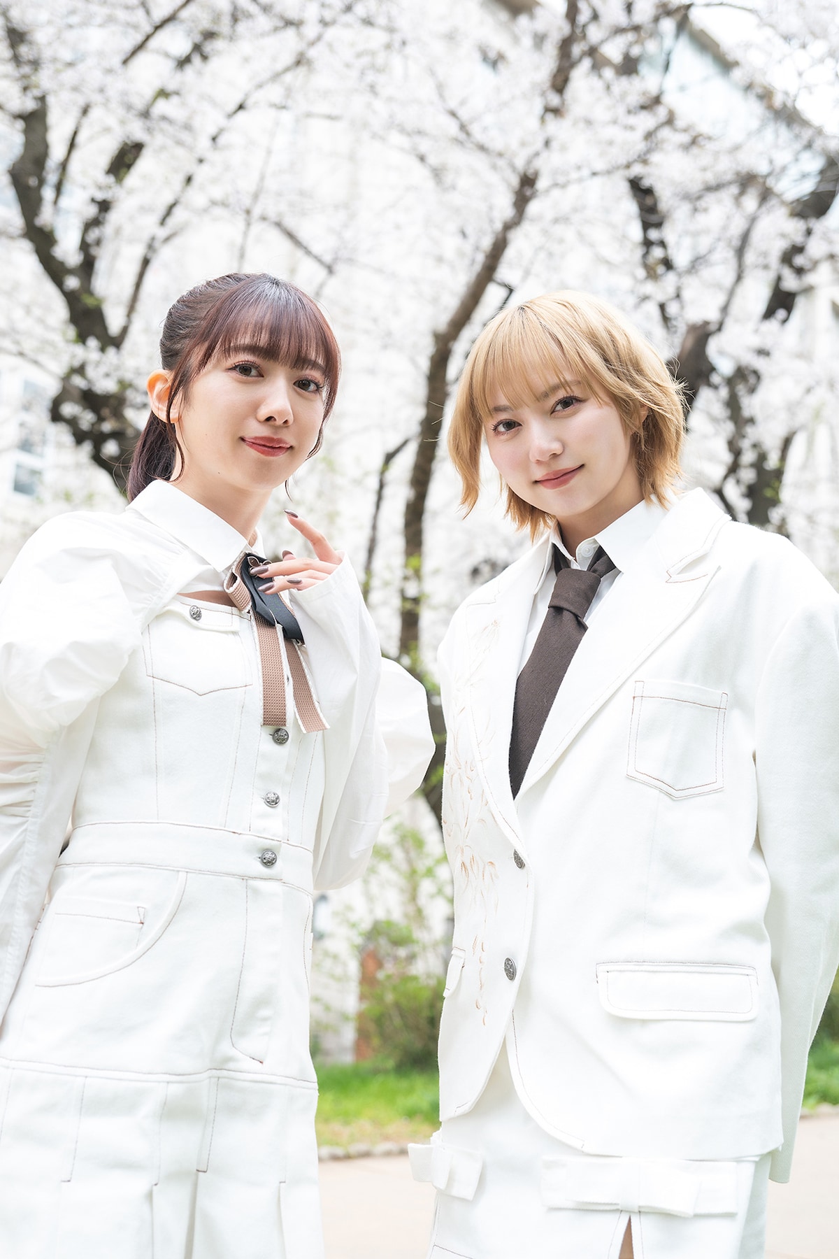 左から真山りか、安本彩花。