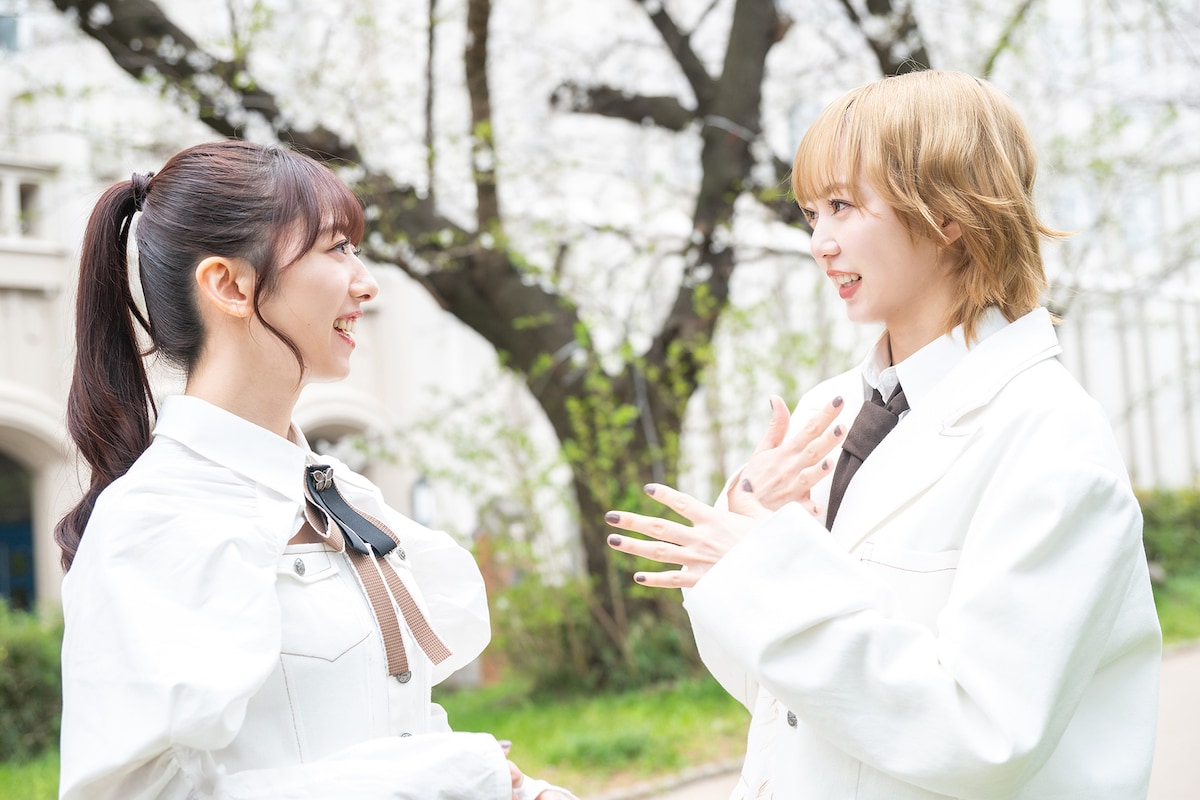 左から真山りか、安本彩花。