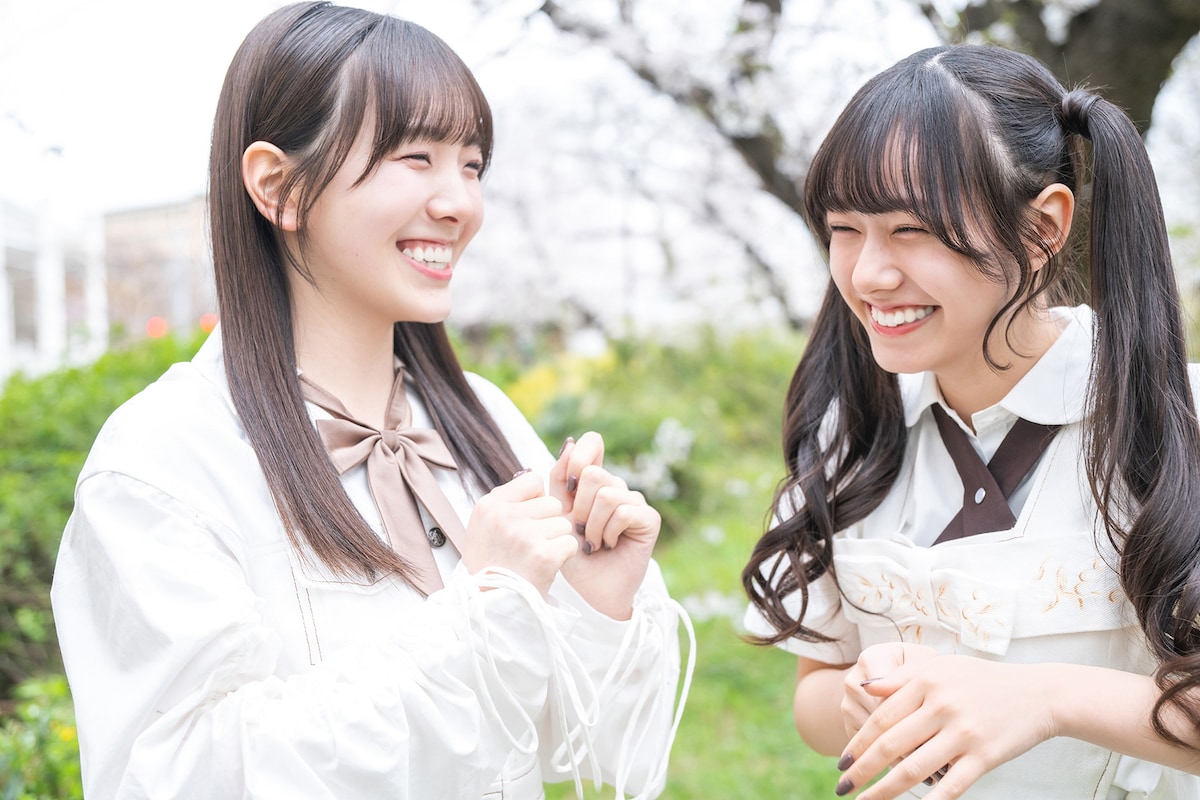 左から桜井えま、仲村悠菜。