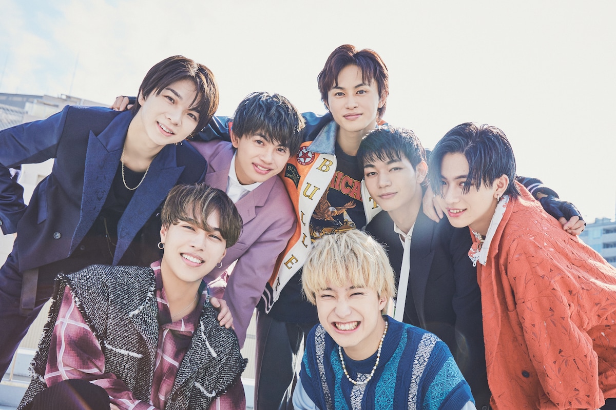 笑顔で集まるEBiDANの7人。