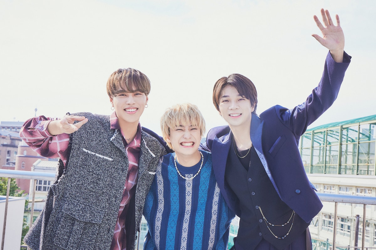 左からKEVIN(BUDDiiS)、田中雅功(さくらしめじ)、塩﨑太智(M!LK)。