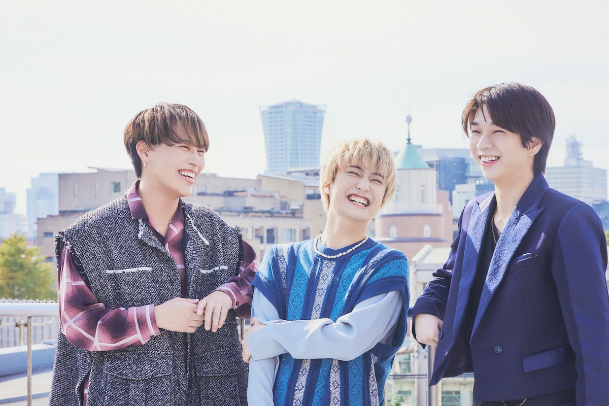 左からKEVIN（BUDDiiS）、田中雅功（さくらしめじ）、塩﨑太智（M!LK）。