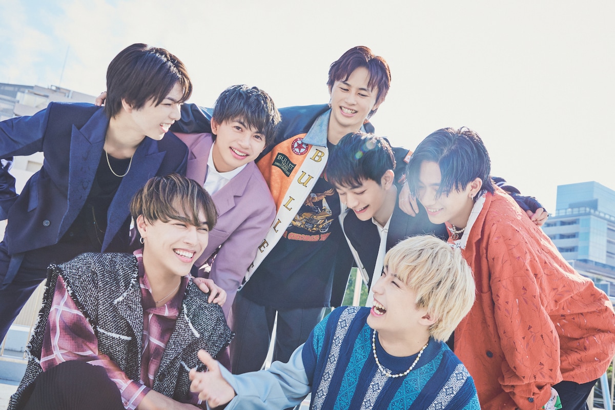 笑顔で集まるEBiDANの7人。