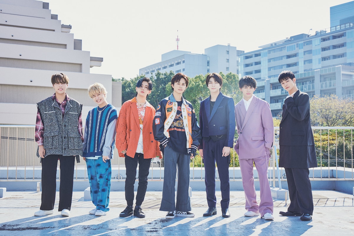 左からKEVIN、田中雅功、田中洸希、タクヤ、塩﨑太智、NAOYA、吉澤要人。