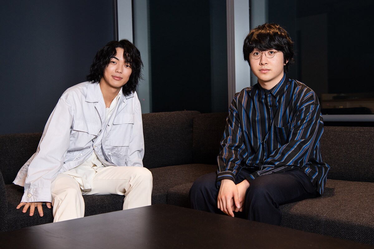 左から映秀。、崎山蒼志。