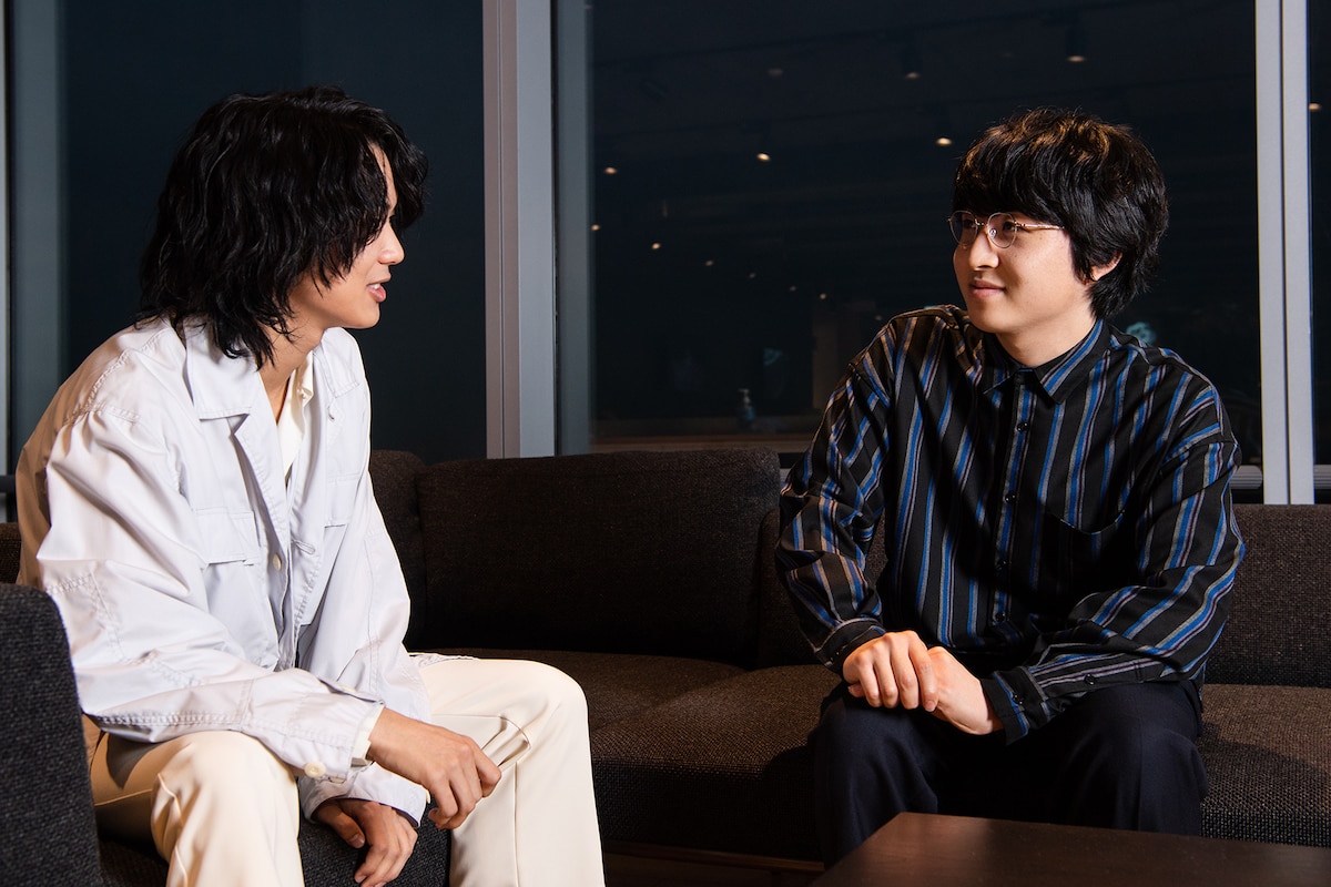 左から映秀。、崎山蒼志。