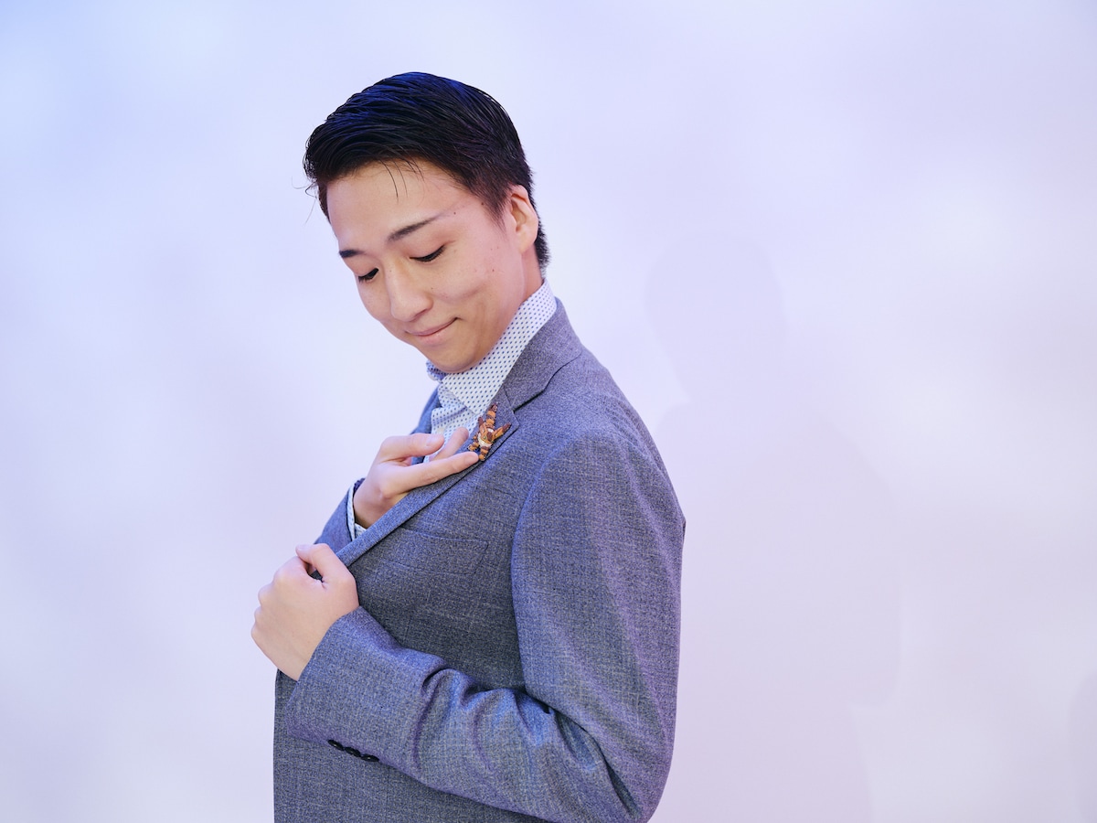 スタッフから「もしよろしければ」とテトのブローチを渡され、快くジャケットに着けて撮影に臨んだ中村米吉。