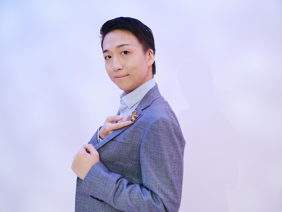 ナウシカのように、ブローチのテトを優しく撫でる中村米吉。