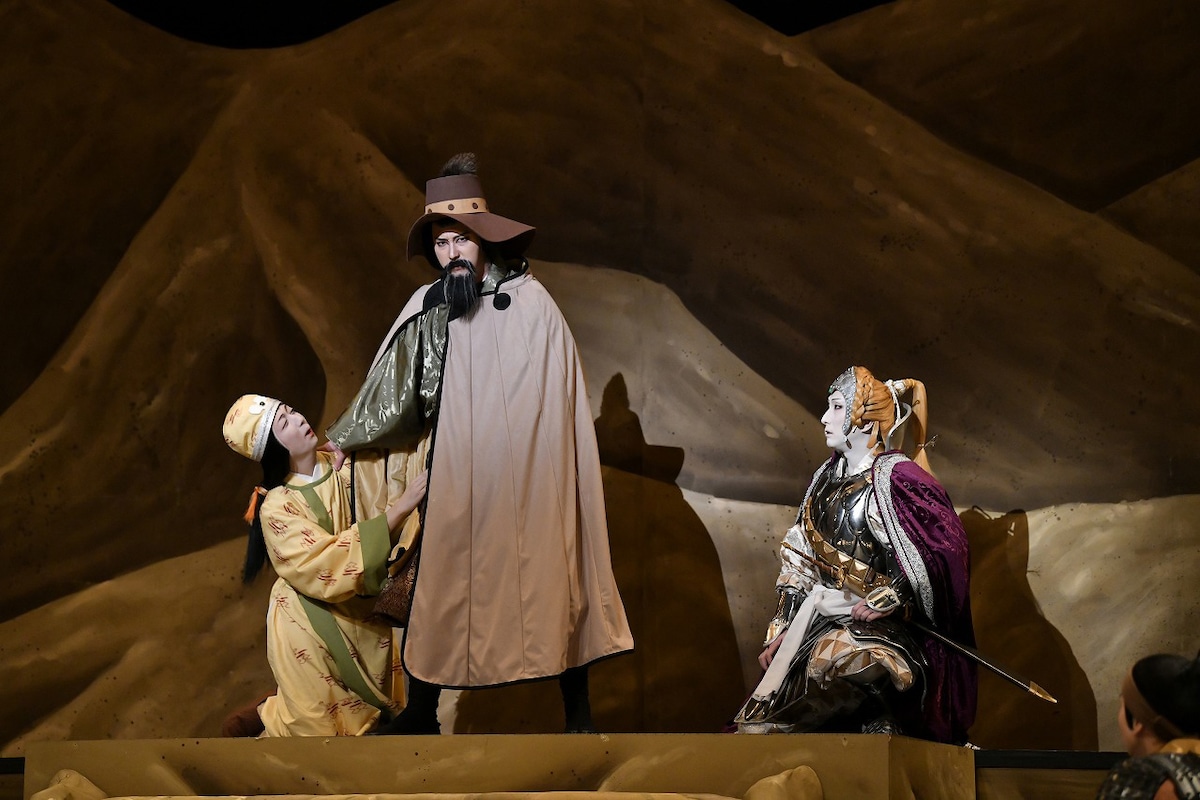 「新作歌舞伎『風の谷のナウシカ 後編』」より、左から中村米吉扮するケチャ、尾上松也扮するユパ、中村七之助扮するクシャナ。©松竹