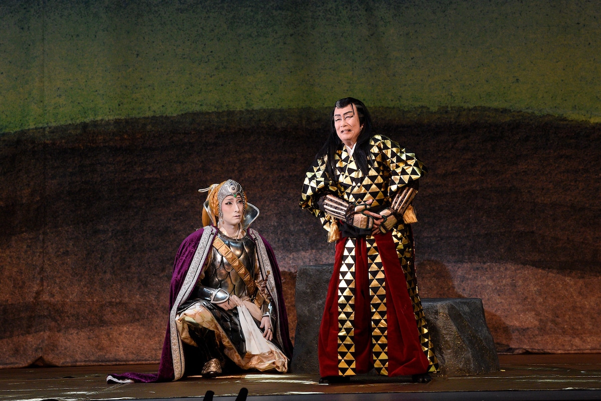 「新作歌舞伎『風の谷のナウシカ 後編』」より、左から中村七之助扮するクシャナ、中村歌六扮するヴ王。©松竹