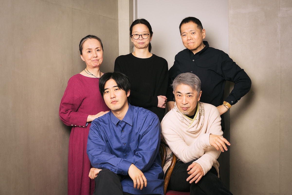 前列左から中山求一郎、近江谷太朗、後列左から佐藤直子、小川絵梨子、田中英樹。