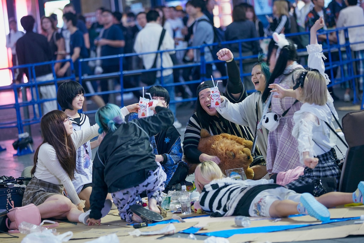 映画「炎上」場面写真。森七菜扮する主人公・小林樹理恵（じゅじゅ）が、トー横で仲間たちと幸せな時間を過ごすシーン