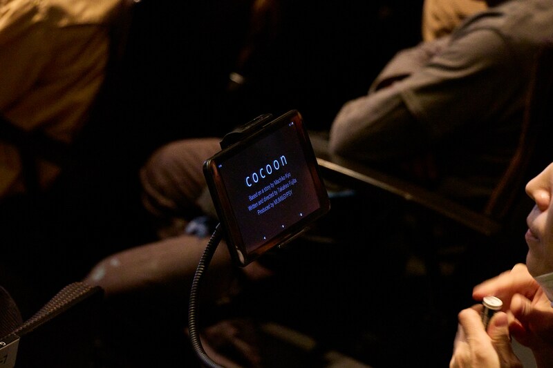 「EPAD Re LIVE THEATER in Tokyo ～時を越える舞台映像の世界～」ユニバーサル上映会にて、字幕タブレットが使用されている様子。（撮影：サギサカユウマ）