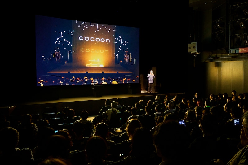 「EPAD Re LIVE THEATER in Tokyo ～時を越える舞台映像の世界～」ユニバーサル上映会。手話弁士による上映の様子。（撮影：サギサカユウマ）