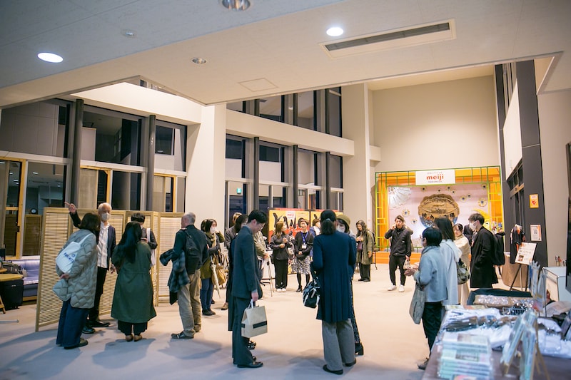 「EPAD Re LIVE THEATER in Ehime～時を越える舞台映像の世界～」のロビーの様子。（撮影：元屋地伸広）