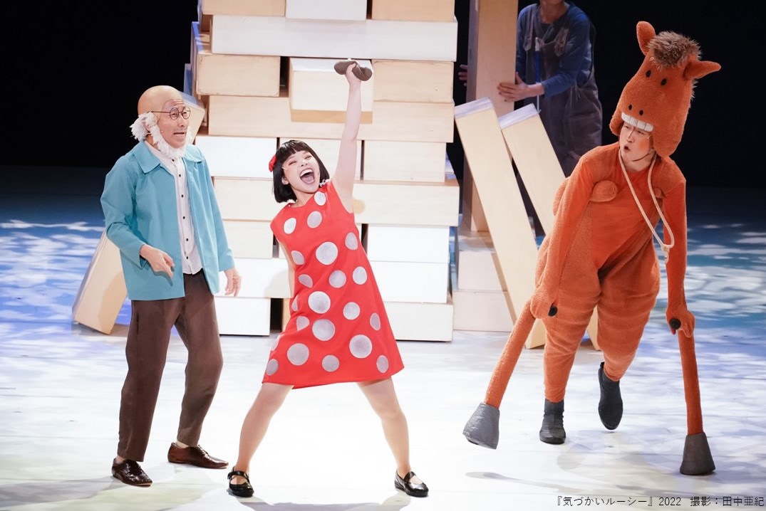 東京芸術劇場「気づかいルーシー」2022（撮影：田中亜紀）より。