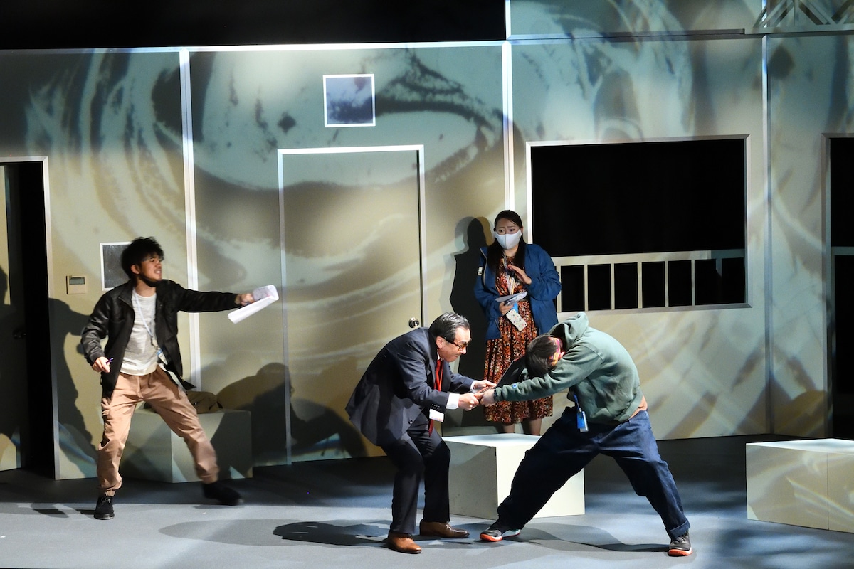 二兎社「ザ・空気 ver.3 そして彼は去った…」より。（撮影：本間伸彦）