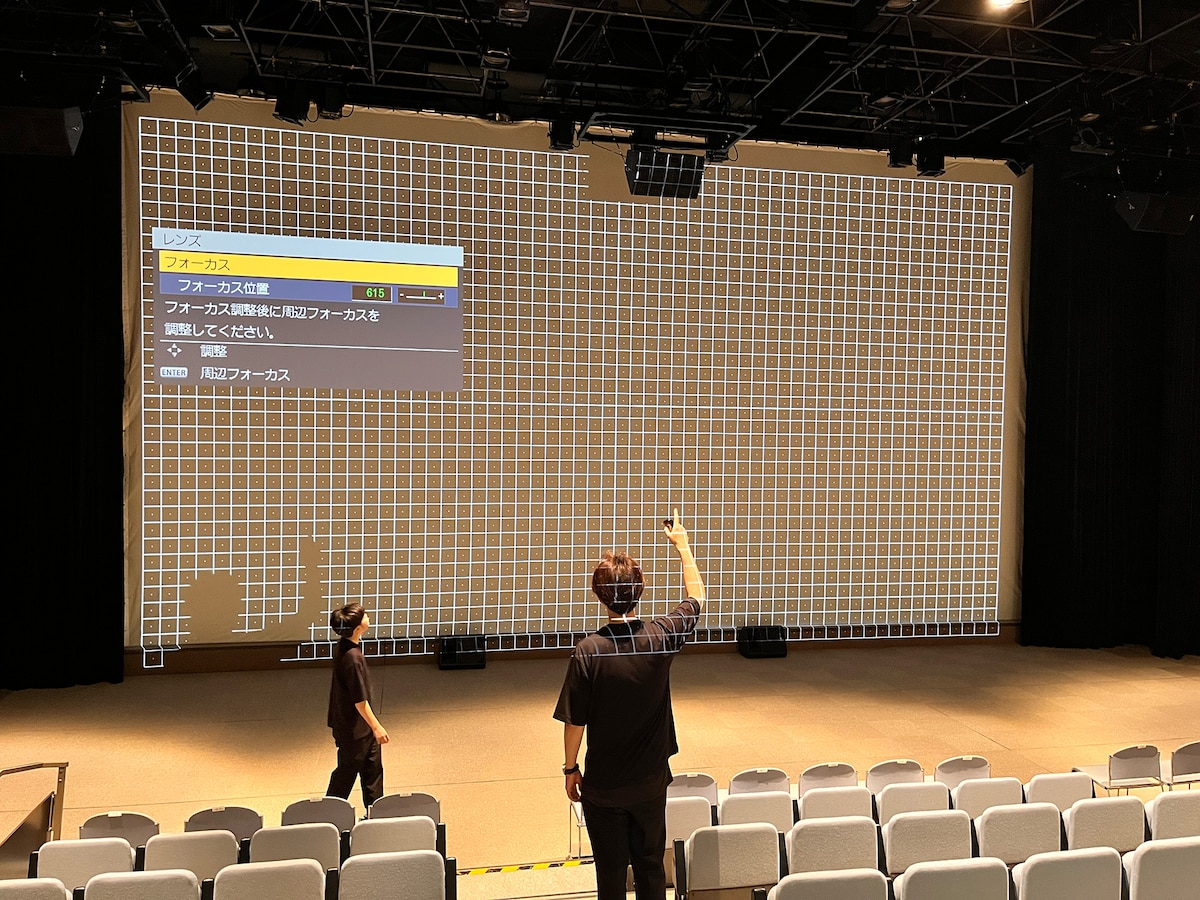 上映会準備中の様子。