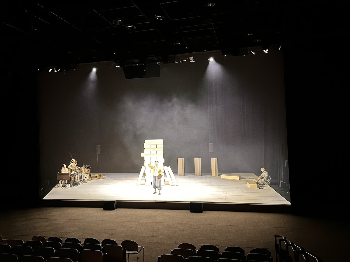 スクリーンに上映作品が映し出された様子。