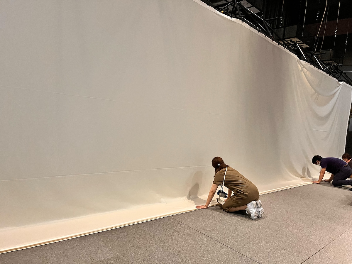 上映会準備中の様子。