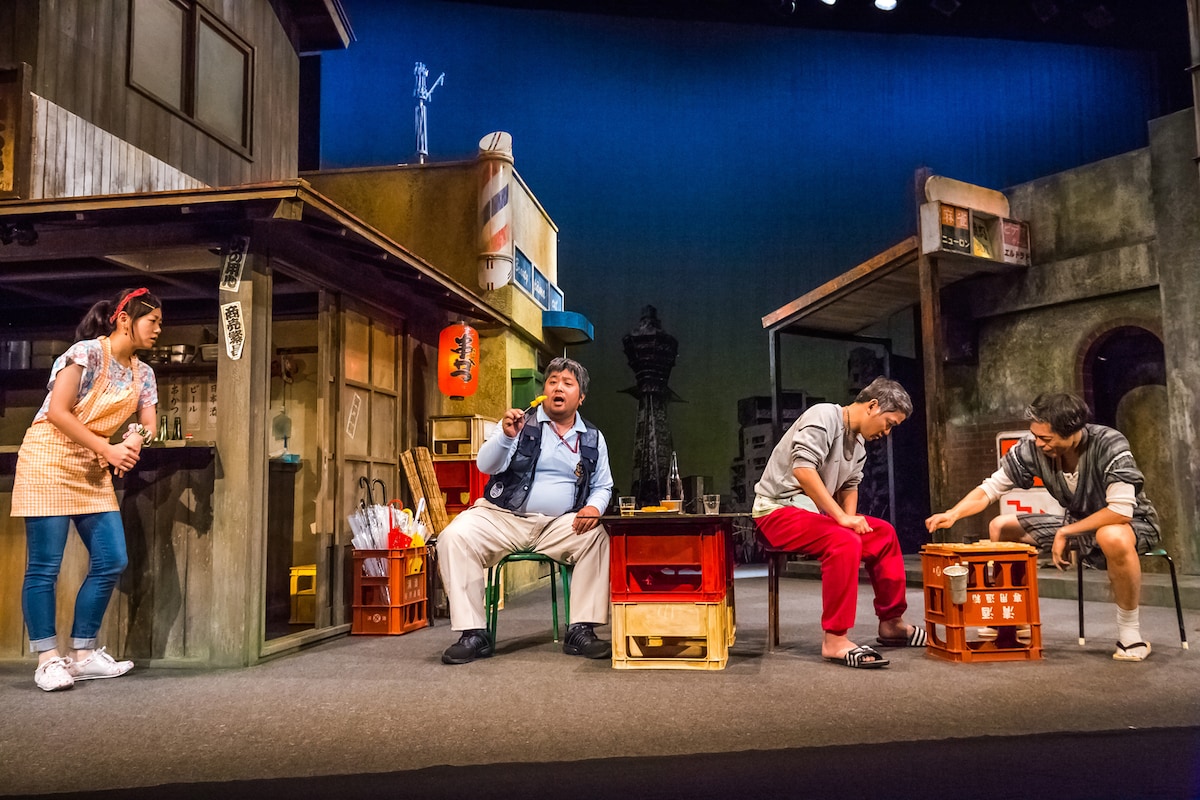 2016年に上演された第35回公演「来てけつかるべき新世界」は、新世界の外れにある串カツ屋に集う“おっさんたち”とテクノロジーを描いたSF人情喜劇。本作で上田誠が第61回岸田國士戯曲賞を受賞した。