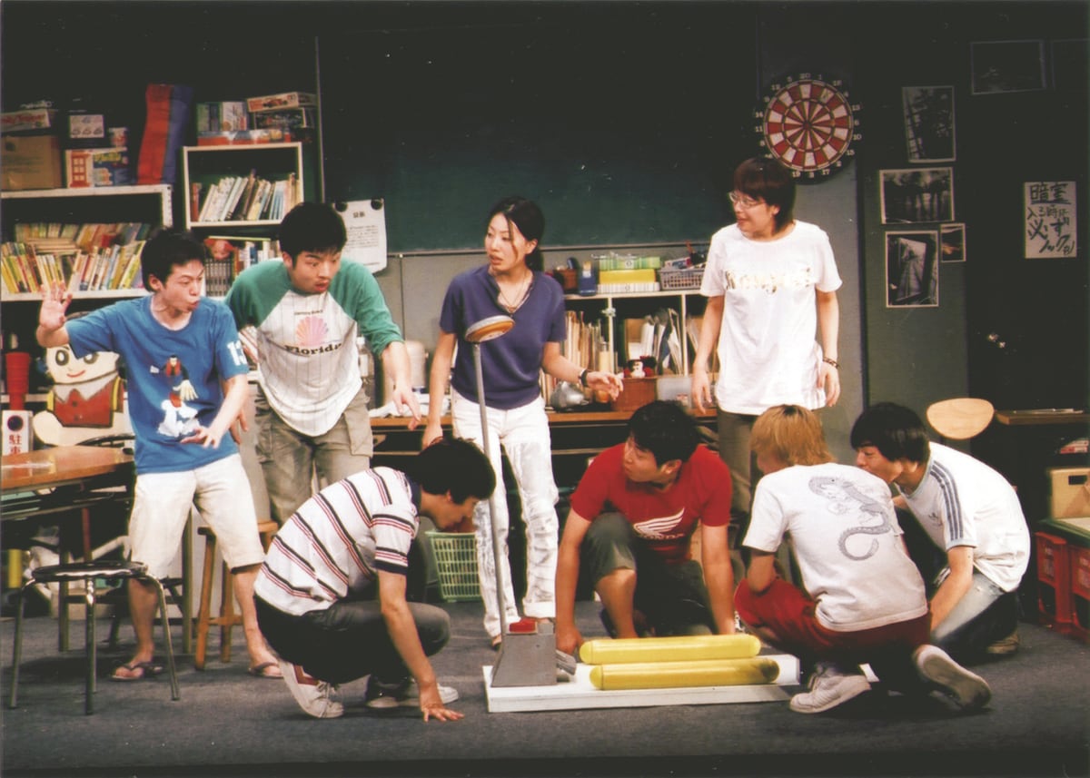 2001年に初演されその後も上演を重ねた代表作「サマータイムマシン・ブルース」は、大学のSF研部室に突如現れたタイムマシンを巡るSFコメディ。写真は2003年上演時のもの。