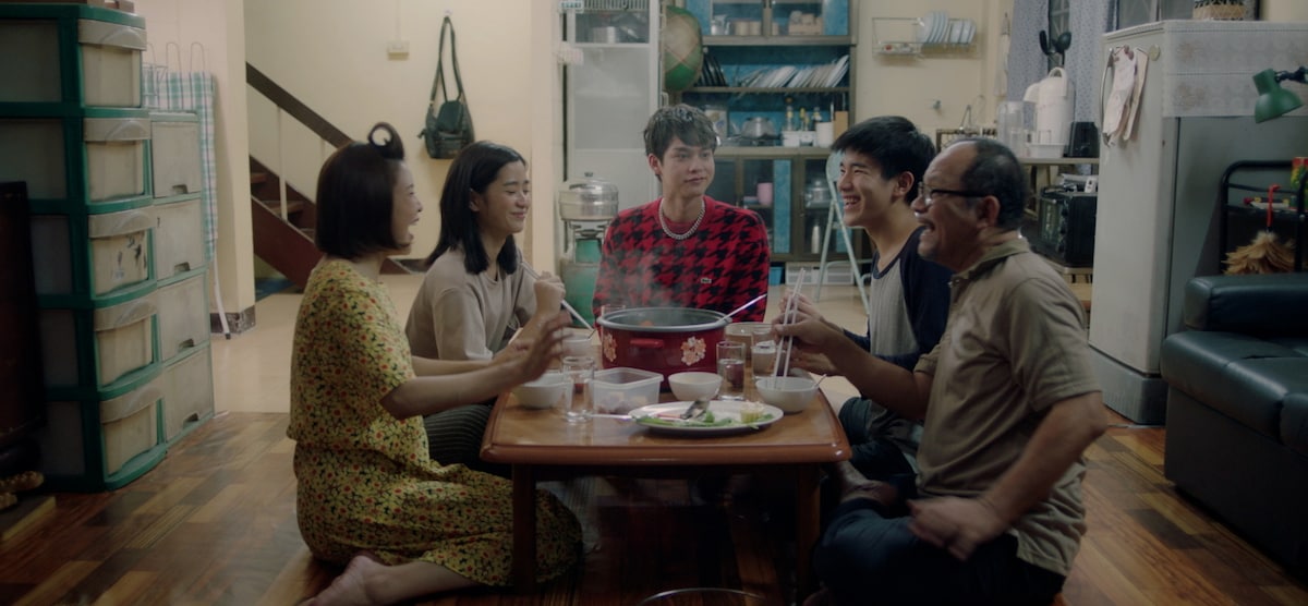 「F4 Thailand／BOYS OVER FLOWERS」より、ゴーヤーの家族と鍋を囲むターム（中央）。
