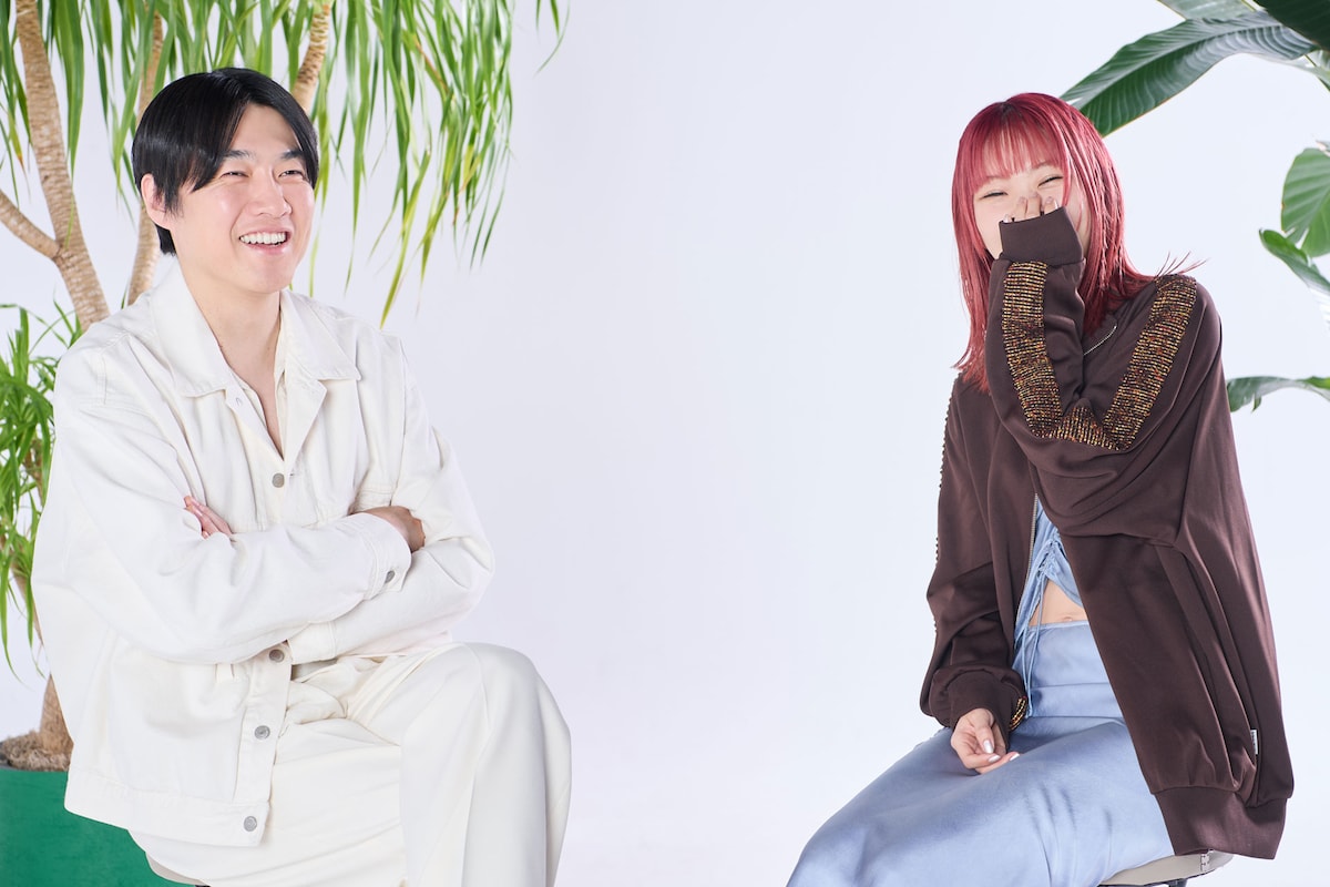 左から山内総一郎（フジファブリック）、アイナ・ジ・エンド。