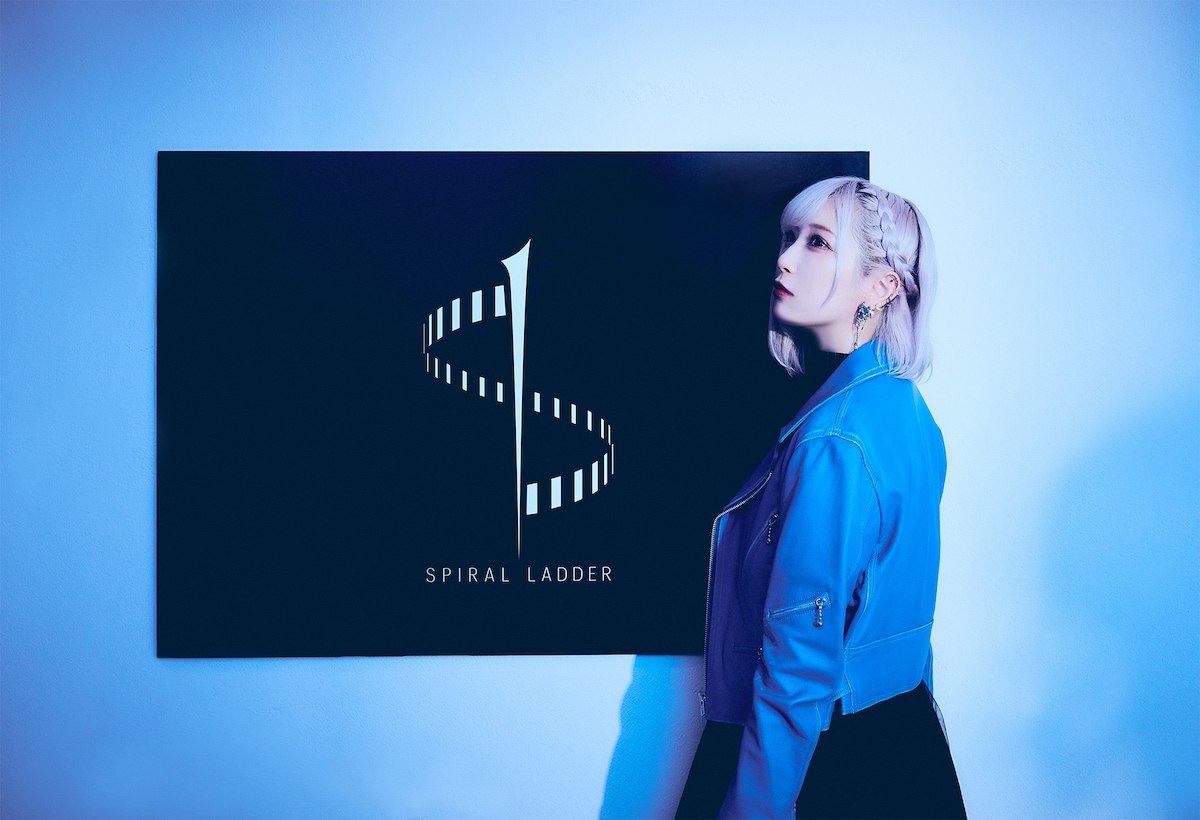 スパイラル・ラダーのロゴとReoNa。