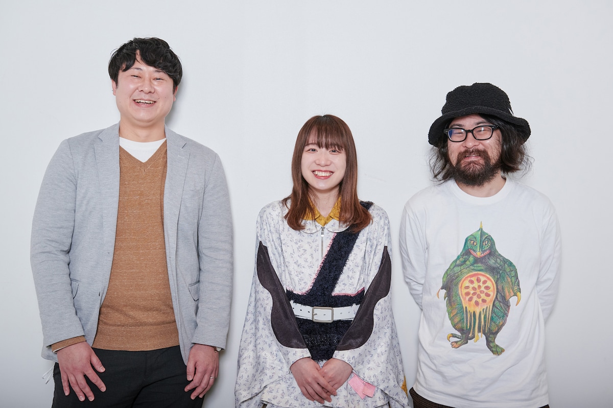 左から中村光祐、小花衣こはる、新井ポテト。
