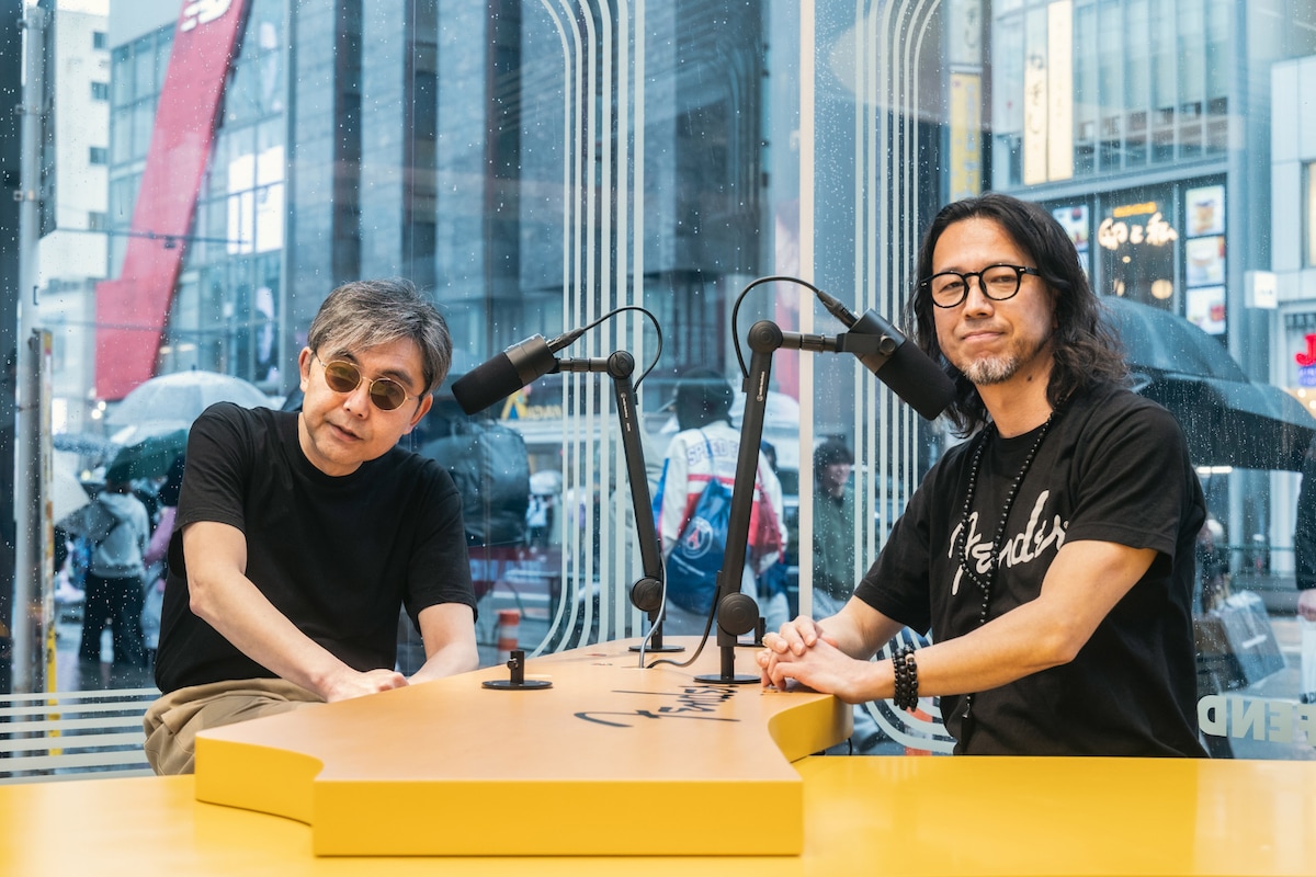 ゲストの向井秀徳と、番組パーソナリティのジョー横溝。