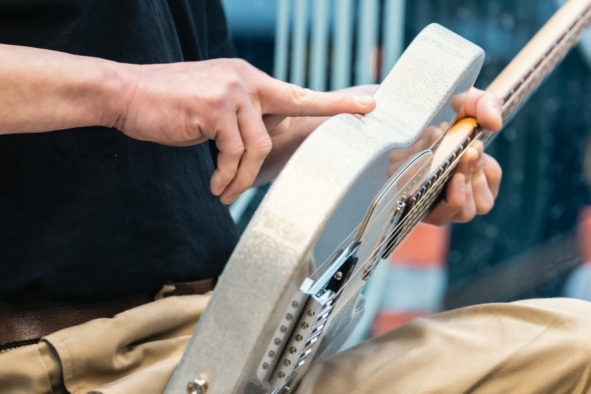 テレキャスターのボディの角が肋骨に突き刺さることを説明する向井秀徳。