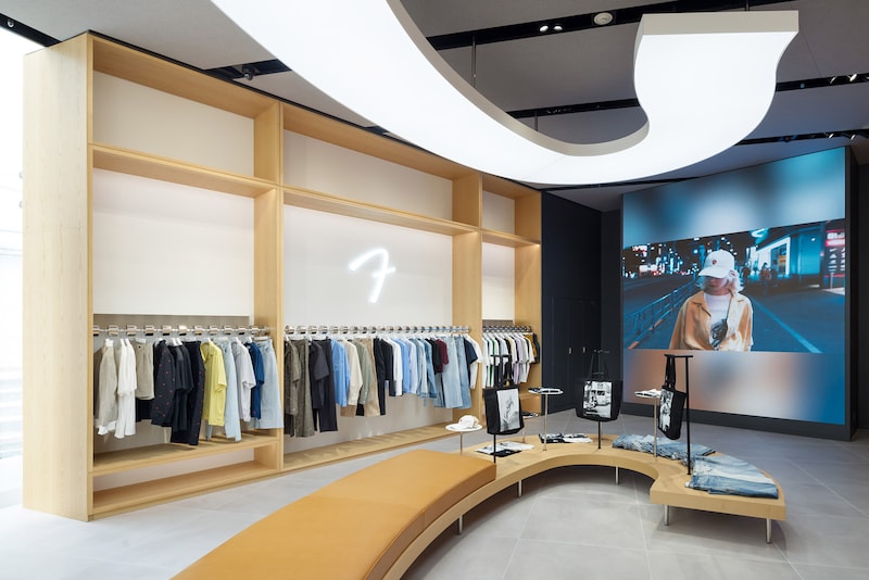 フェンダー初のアパレルブランド「F IS FOR FENDER」の商品も並ぶ。（写真提供：FENDER FLAGSHIP TOKYO）