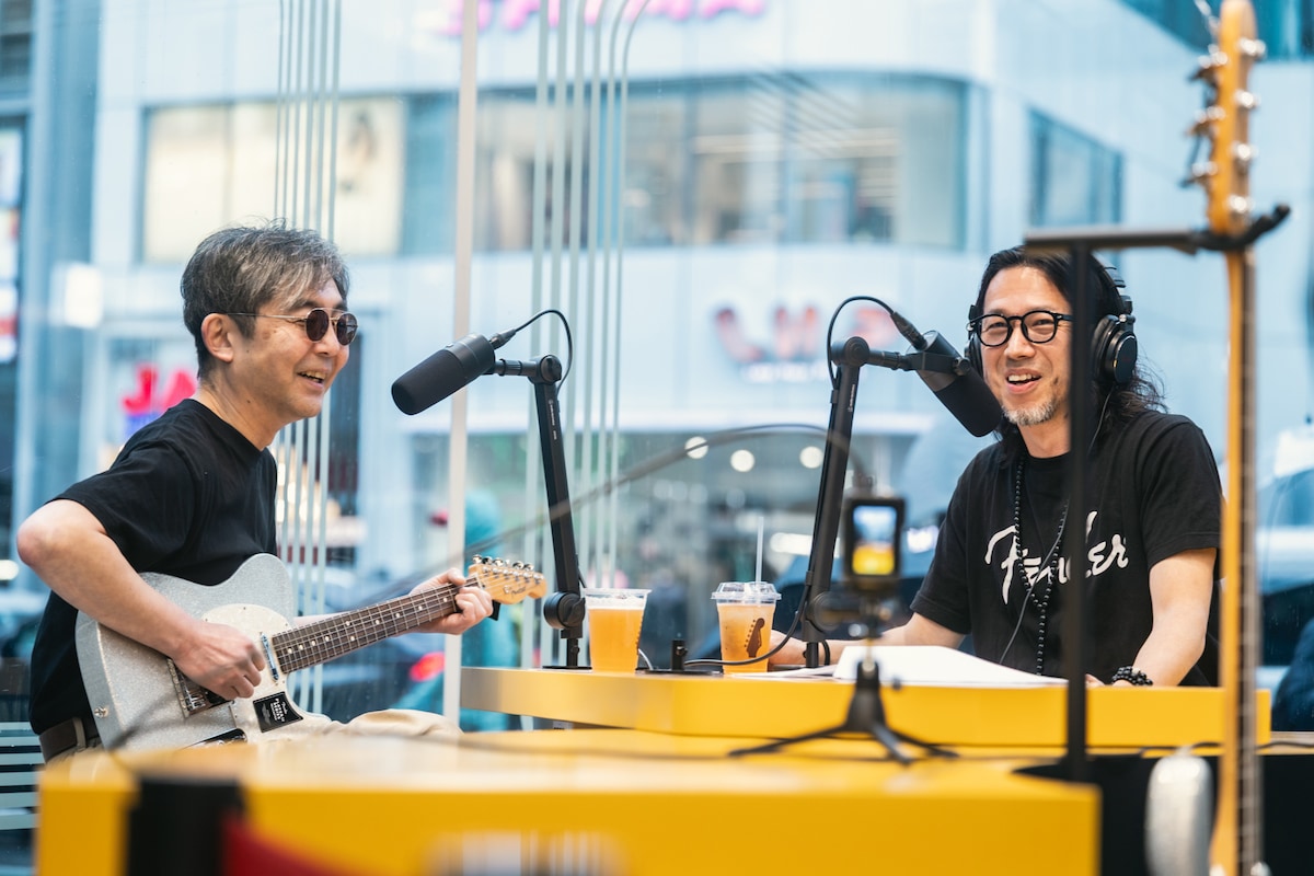 「75th Anniversary Player II Telecaster」を爪弾きながらトークする向井秀徳（左）。