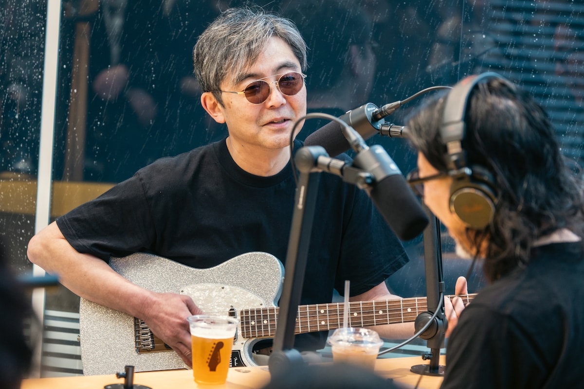 「75th Anniversary Player II Telecaster」を爪弾きながらトークする向井秀徳（左）。
