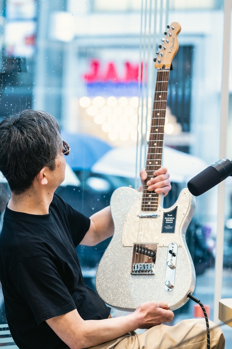 「75th Anniversary Player II Telecaster」をじっと見つめる向井秀徳。