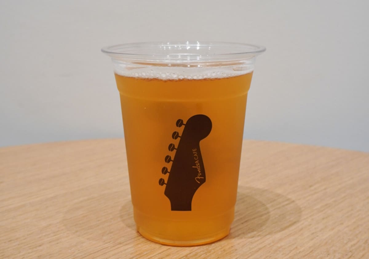 「FENDER CAFE」で提供している、向井秀徳が「うまい」と絶賛していたクラフトビール「Japanese Craft Beer」。税込1300円。（写真提供：FENDER FLAGSHIP TOKYO）