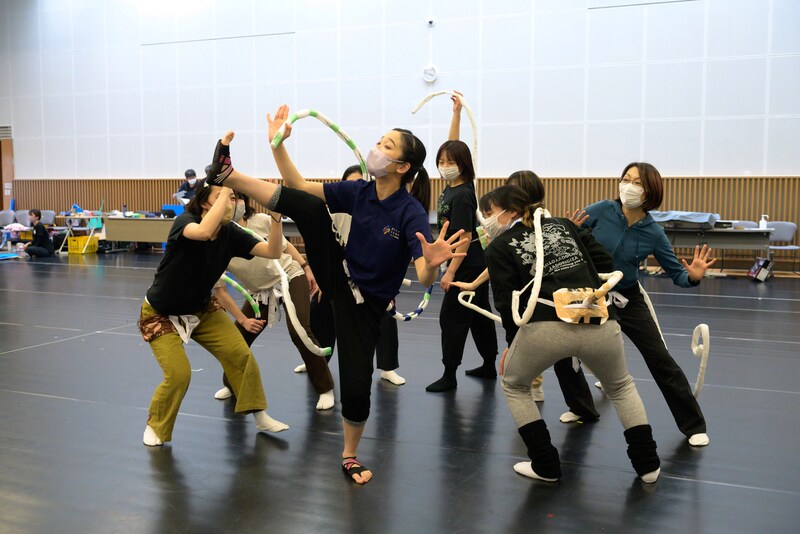 「ラーマーヤナ物語」稽古の様子。猿たちのシーン。