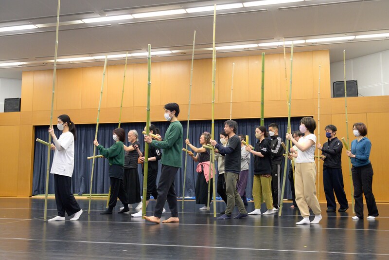 「ラーマーヤナ物語」稽古の様子。竹を打ち鳴らしつつ登場する “森”。